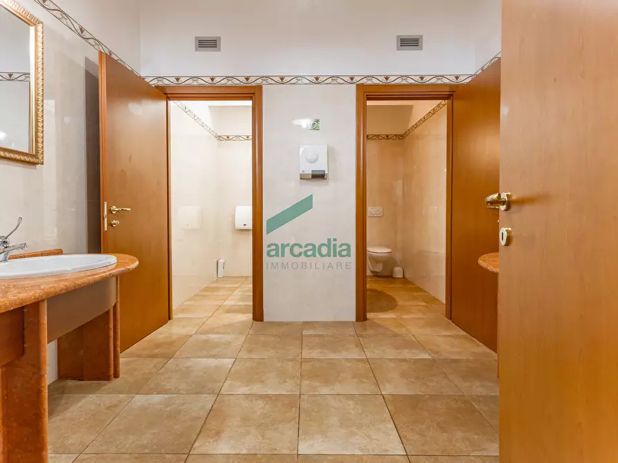 Immagine 6 di Locale commerciale in vendita  in Strada Vicinale Vecchia di Matera 369 a Gioia Del Colle