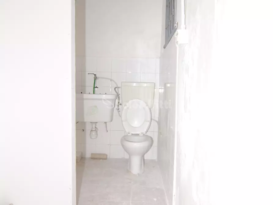 Immagine 7 di Locale commerciale in affitto  a Livorno