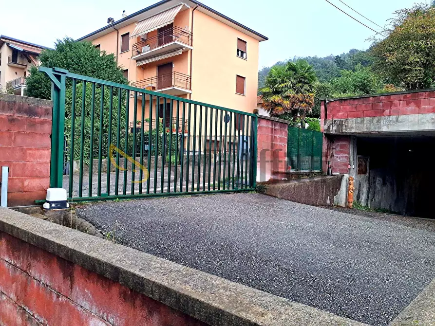 Immagine 1 di Garage in affitto  in Via Giustizia e Libertà 1 a Como