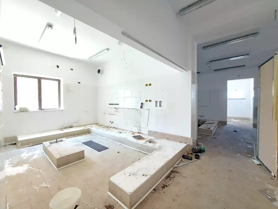 Immagine 15 di Locale commerciale in affitto  in Viale della Pesca a Fiumicino