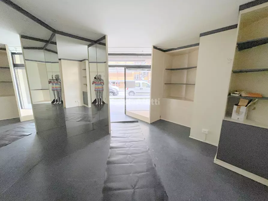 Immagine 1 di Locale commerciale in affitto  a Falconara Marittima