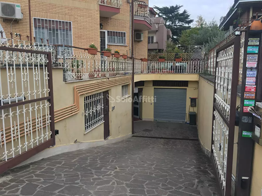 Immagine 2 di Magazzino in affitto  in via degli Estensi 191 a Roma