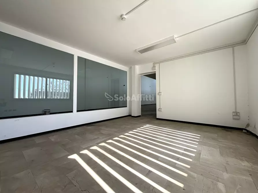 Immagine 8 di Locale commerciale in affitto  a Catanzaro