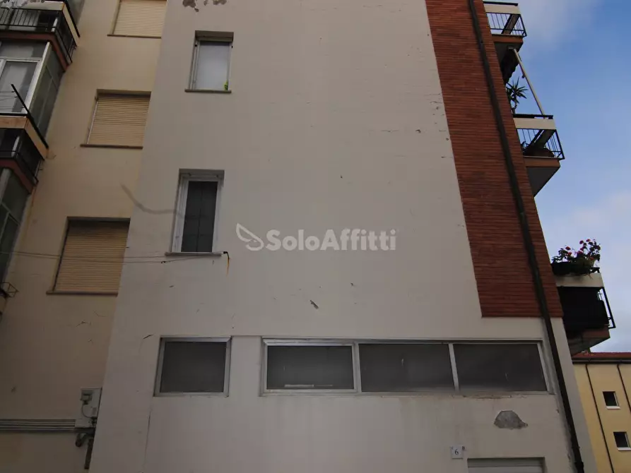 Immagine 11 di Locale commerciale in affitto  a Livorno