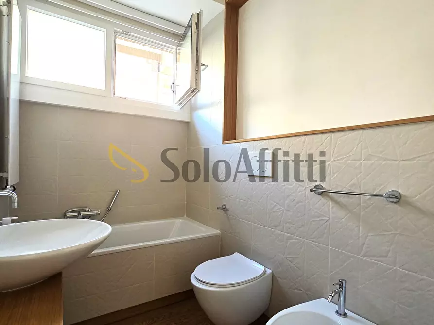 Immagine 15 di Trilocale in affitto  in Via Capo Miseno 6 a Roma