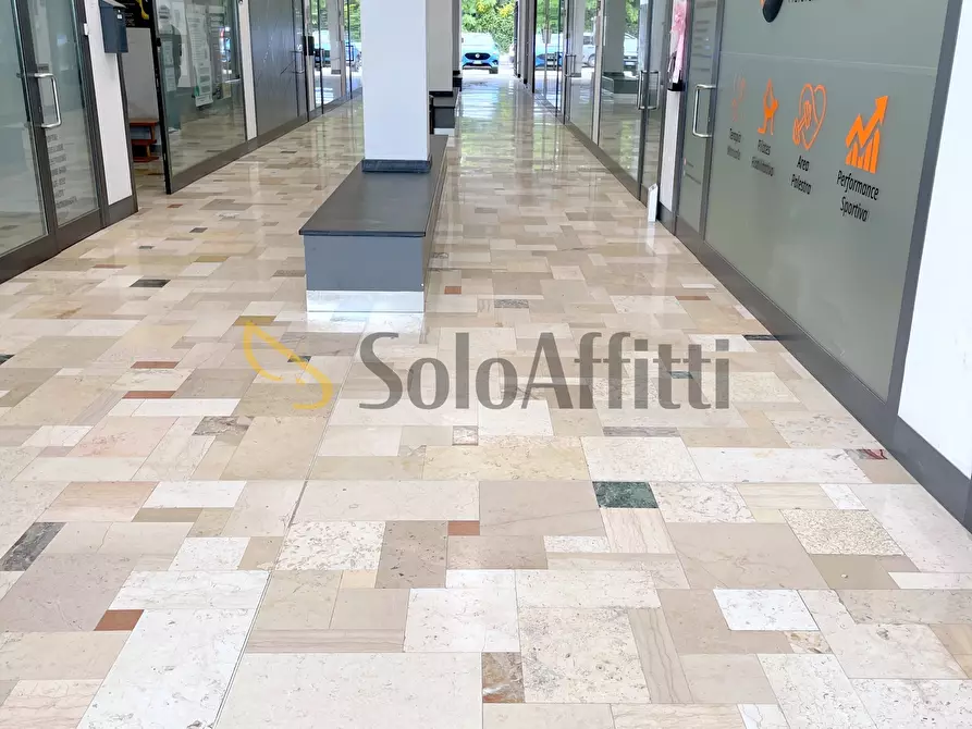 Immagine 10 di Locale commerciale in affitto  a Osimo