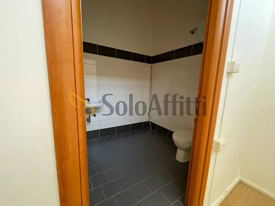 Immagine 12 di Locale commerciale in affitto  a Frosinone