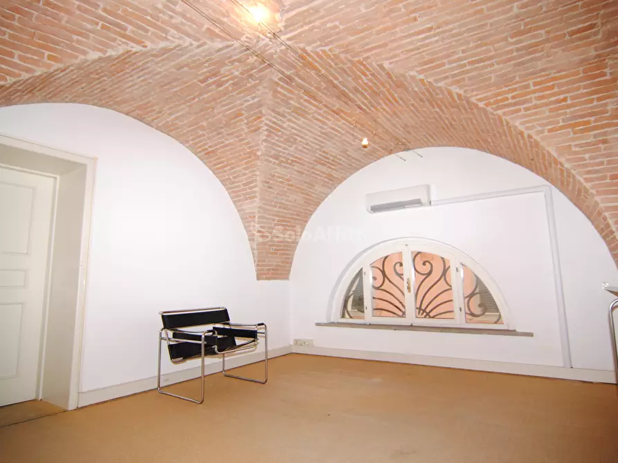 Immagine 11 di Locale commerciale in affitto  a Livorno