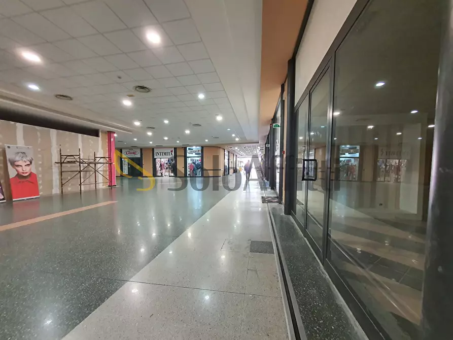 Immagine 11 di Locale commerciale in affitto  in Viale Magna Grecia 188 a Catanzaro