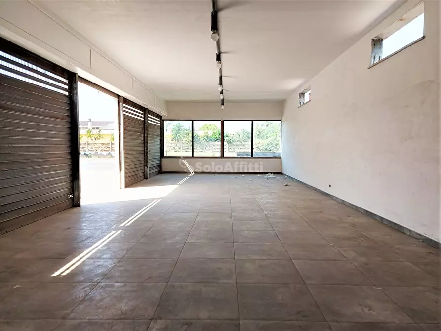 Immagine 21 di Locale commerciale in affitto  in Via della Scafa a Fiumicino