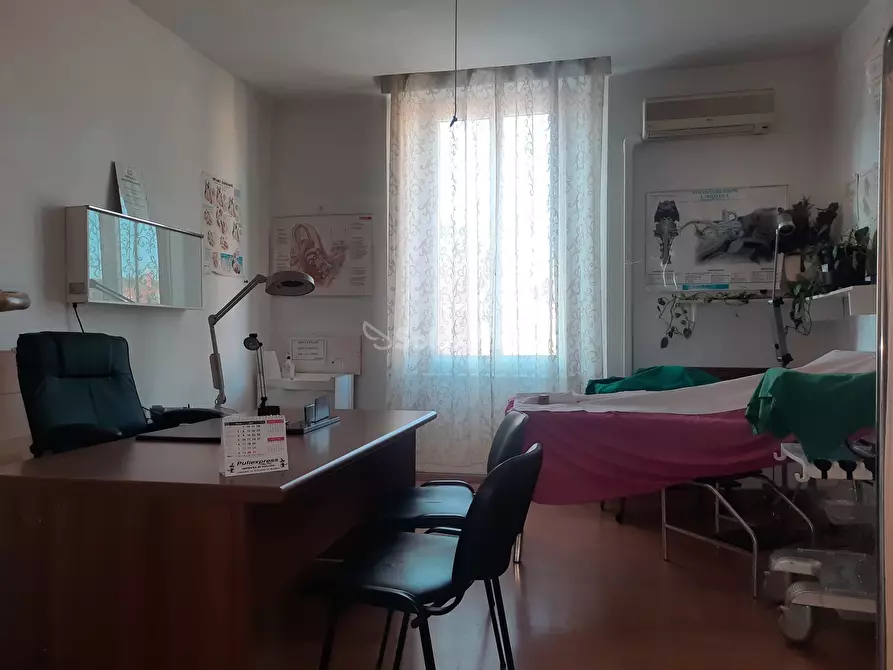 Immagine 3 di Ufficio in affitto  a Livorno