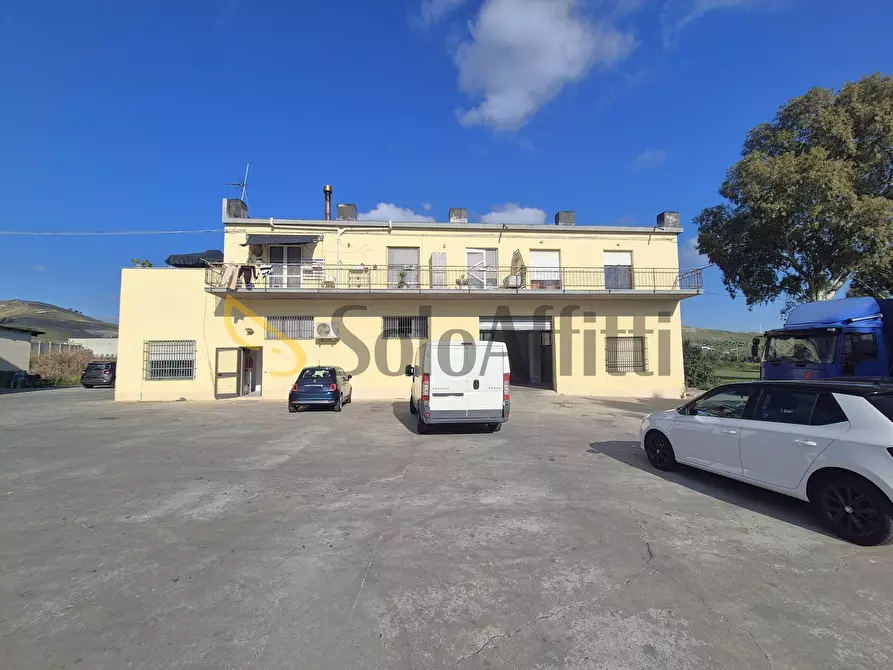 Immagine 1 di Locale commerciale in affitto  in Viale Emilia 72 a Catanzaro