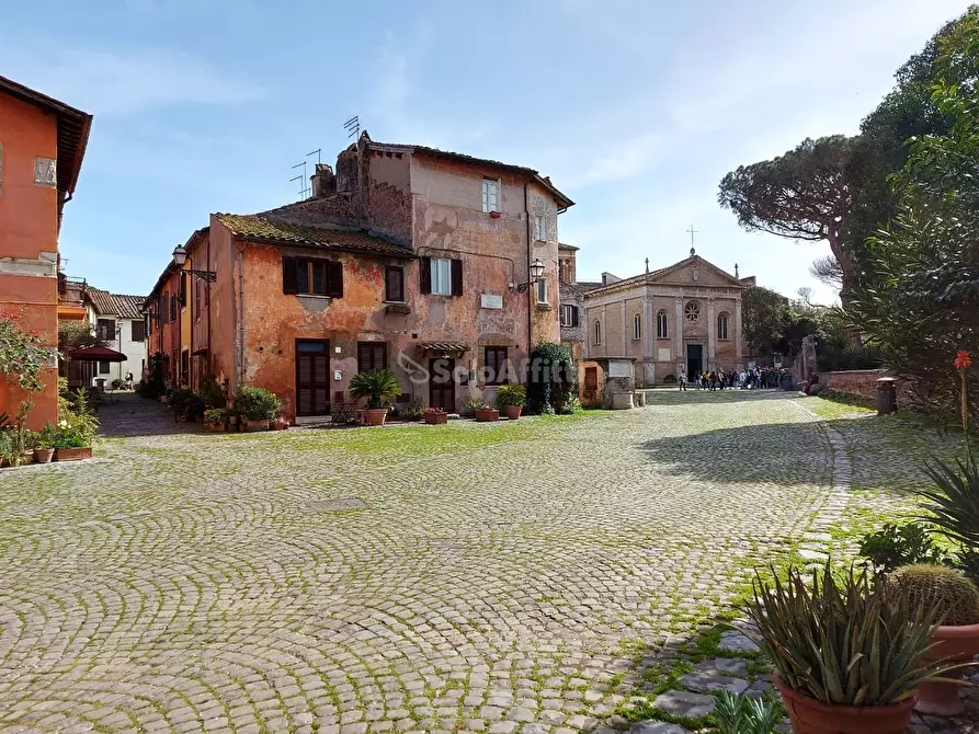 Immagine 54 di Trilocale in affitto  in Via del Castello a Roma