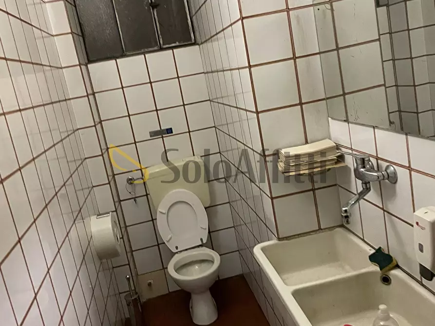 Immagine 10 di Magazzino in affitto  in Via Pettinengo a Torino