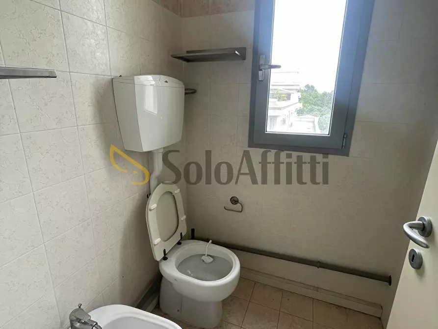Immagine 5 di Locale commerciale in affitto  a Osimo