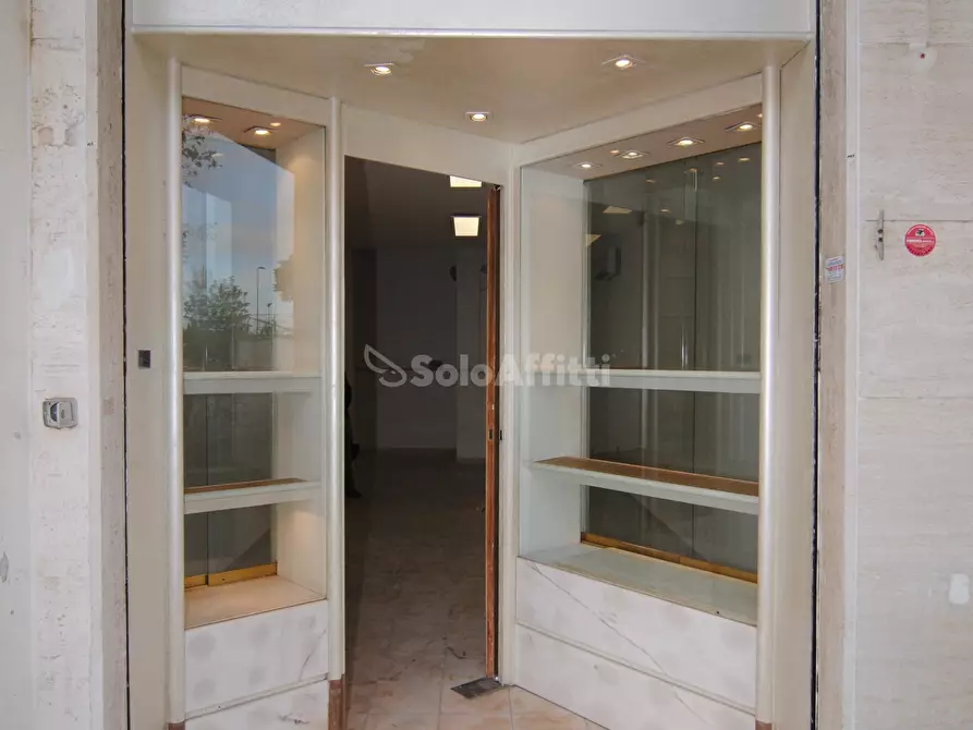 Immagine 8 di Locale commerciale in affitto  a Livorno