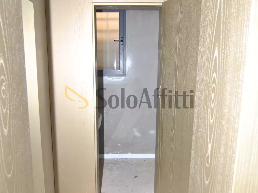 Immagine 10 di Locale commerciale in affitto  in Piazza Attias 2 a Livorno