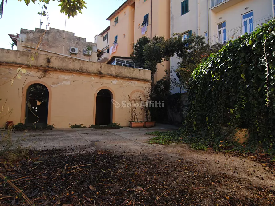 Immagine 12 di Locale commerciale in affitto  a Livorno