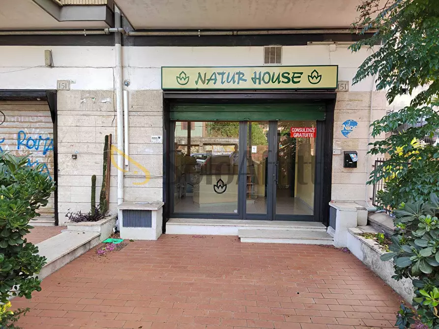 Immagine 14 di Locale commerciale in affitto  in Via della Pisana a Roma