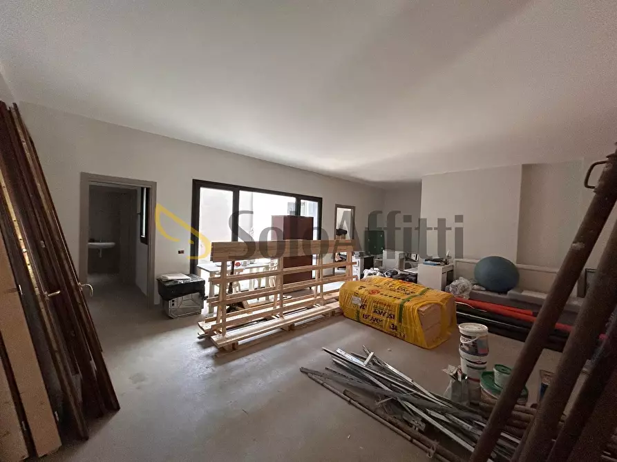 Immagine 7 di Locale commerciale in affitto  a Cagliari