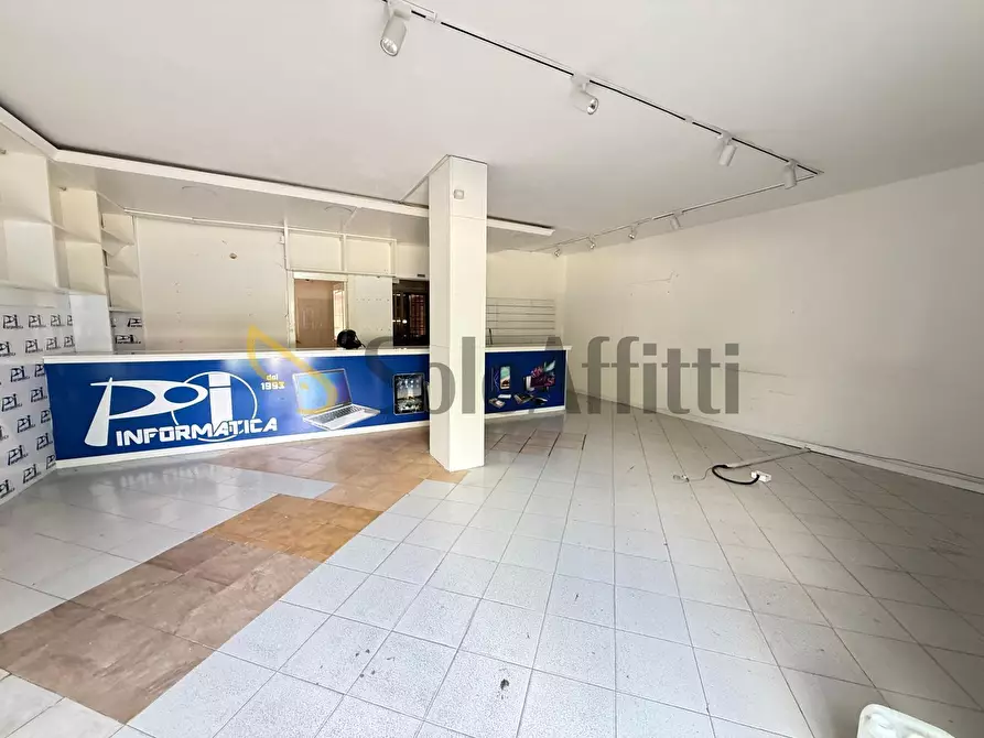 Immagine 1 di Locale commerciale in affitto  in Via John Fitzgerald Kennedy 28 a Caserta