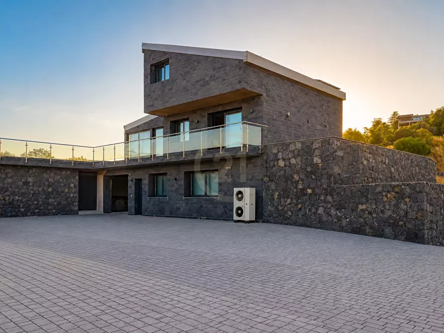 Immagine 1 di Villa in vendita  in Via Ignazio Biscari 43 a Aci Castello