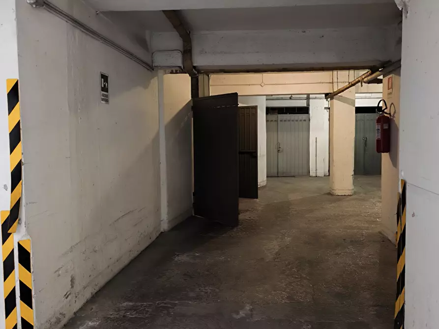 Immagine 10 di Garage in vendita  in Borgo Sorgo 12 a Parma