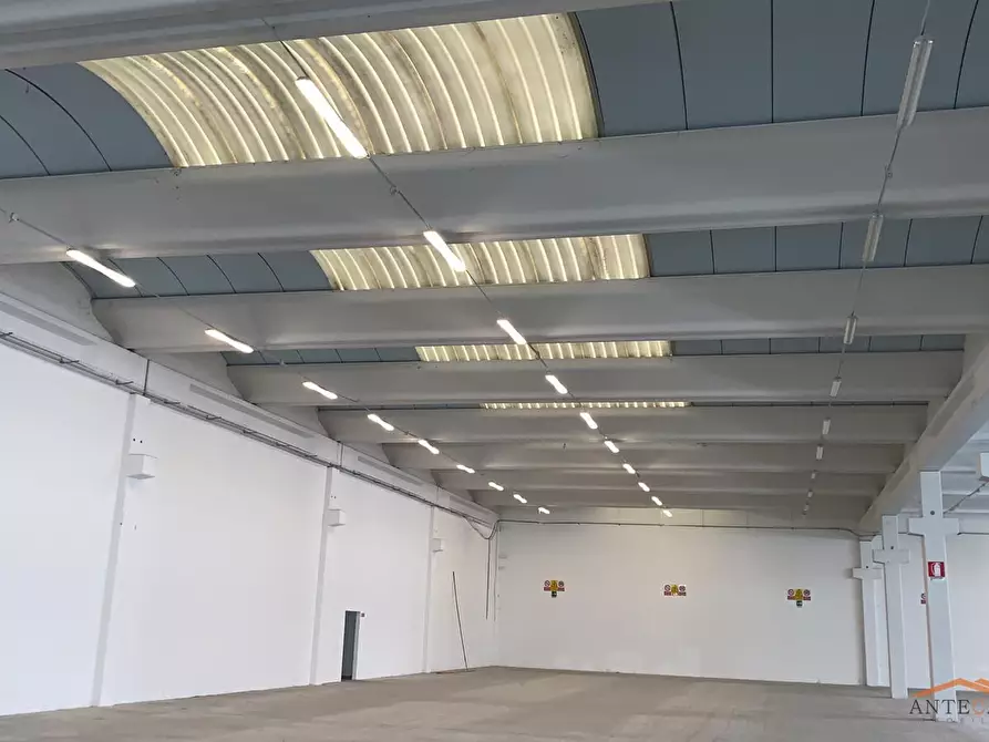 Immagine 10 di Attività artigianale in vendita  a Parma