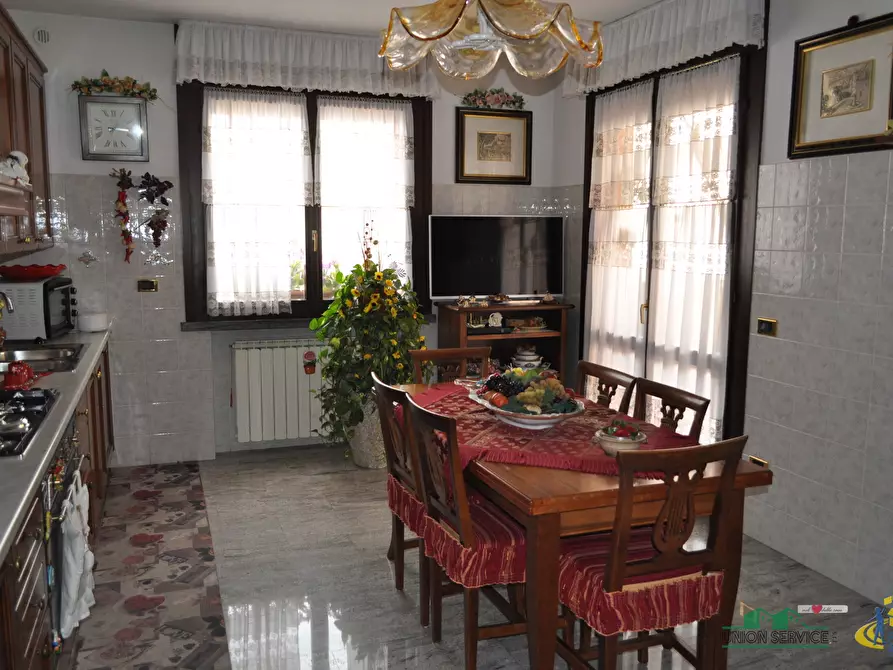 Immagine 13 di Porzione di casa in vendita  in Via Parigi a Collecchio