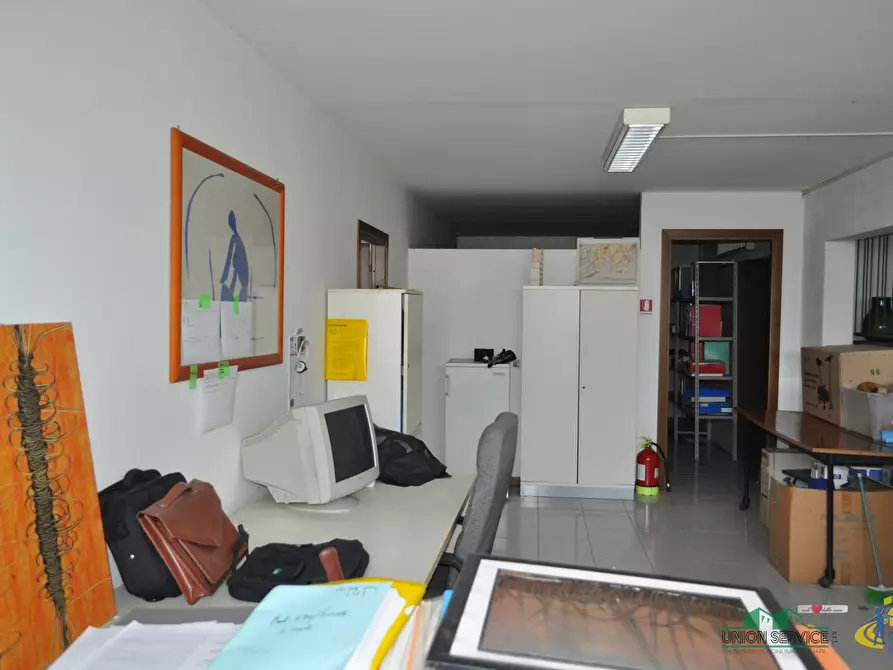 Immagine 15 di Locale commerciale in vendita  in Piazza Caduti di Superga a Parma