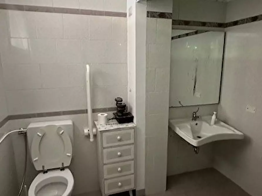 Immagine 10 di Locale commerciale in vendita  in Piazza Borsellino e Falcone 4 a Salsomaggiore Terme