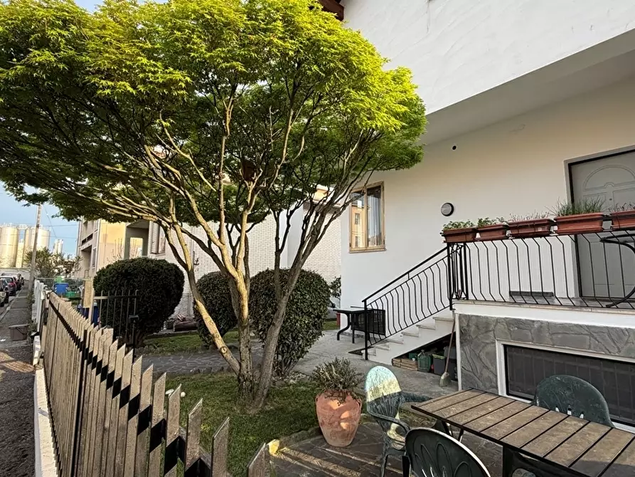 Immagine 3 di Casa trifamiliare in vendita  in Via Torino a Collecchio