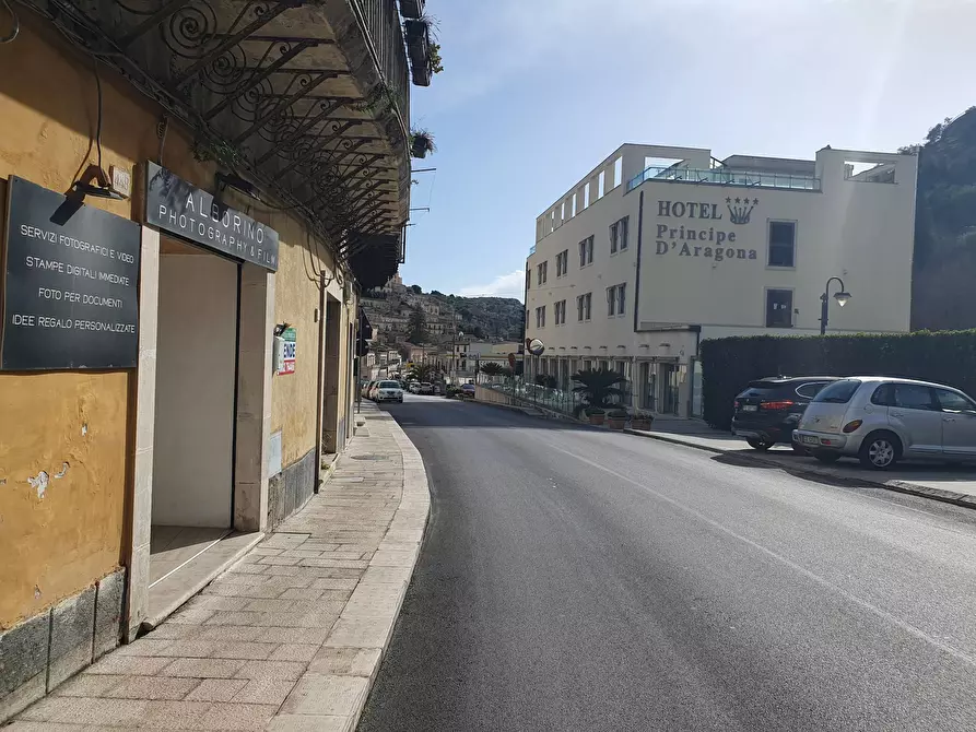 Immagine 7 di Locale commerciale in vendita  in C.SO UMBERTO I 448 a Modica