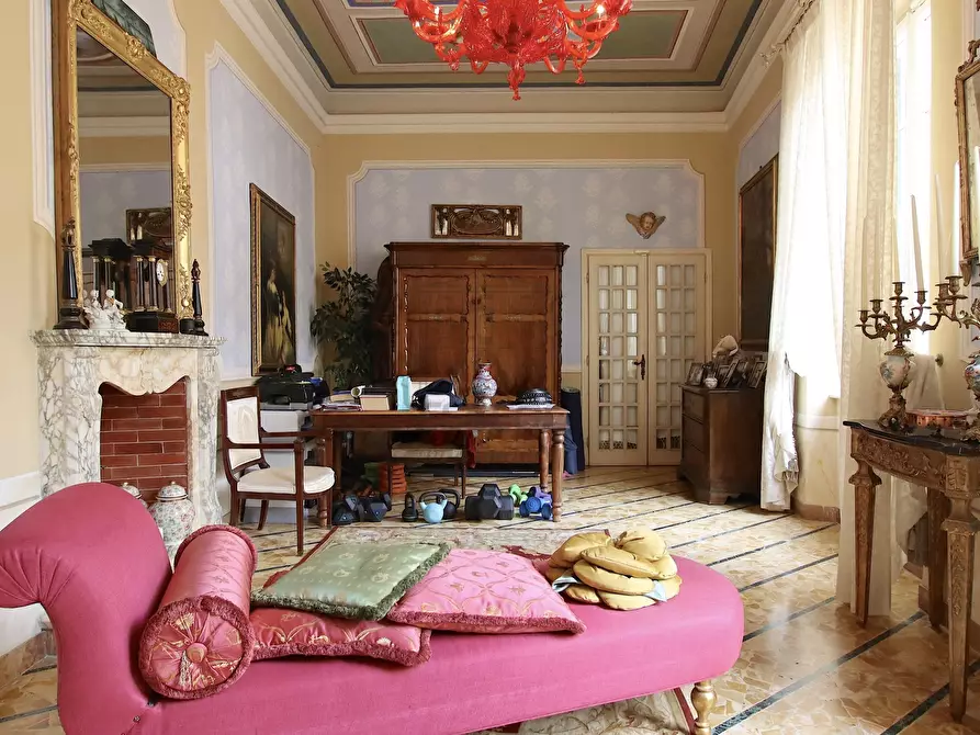 Immagine 9 di Appartamento in vendita  in Piazza San Michele 10 a Lucca