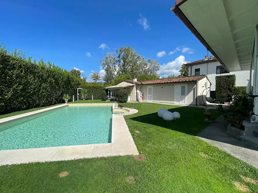 Immagine 6 di Villa in vendita  in Via di Moriano a Lucca