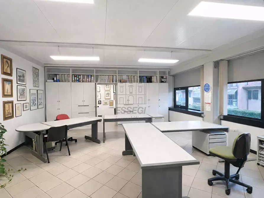 Immagine 1 di Ufficio in vendita  a Lucca