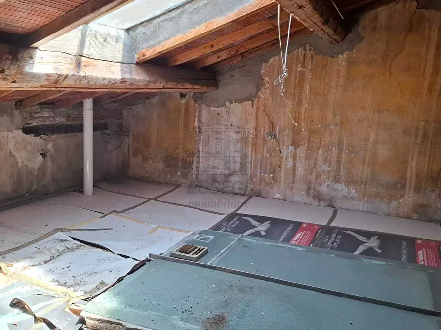 Immagine 19 di Appartamento in vendita  a Lucca