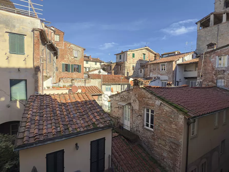 Immagine 17 di Appartamento in vendita  in Piazza San Michele 5 a Lucca
