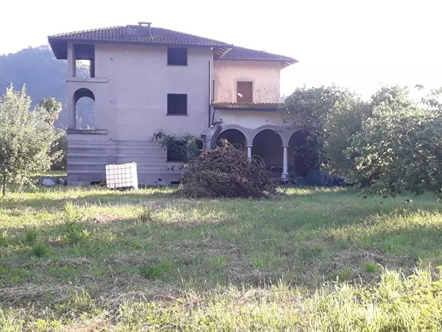 Immagine 1 di Villa in vendita  a Lucca