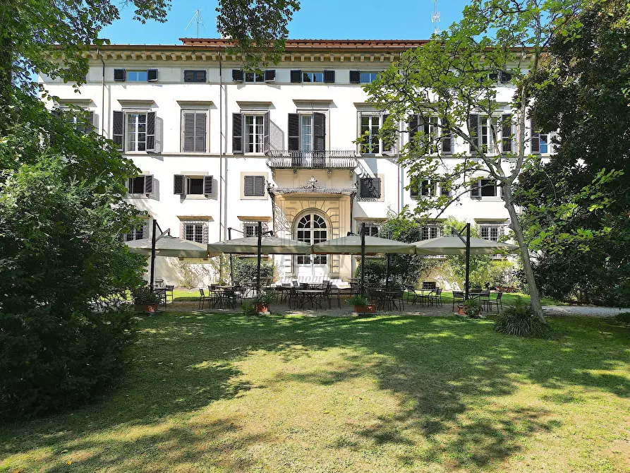 Immagine 1 di Villa in vendita  in Via Nuova per Pisa a Lucca