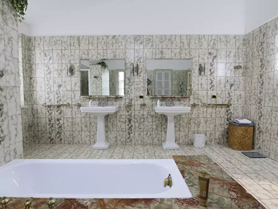 Immagine 28 di Rustico / casale in vendita  a Lucca