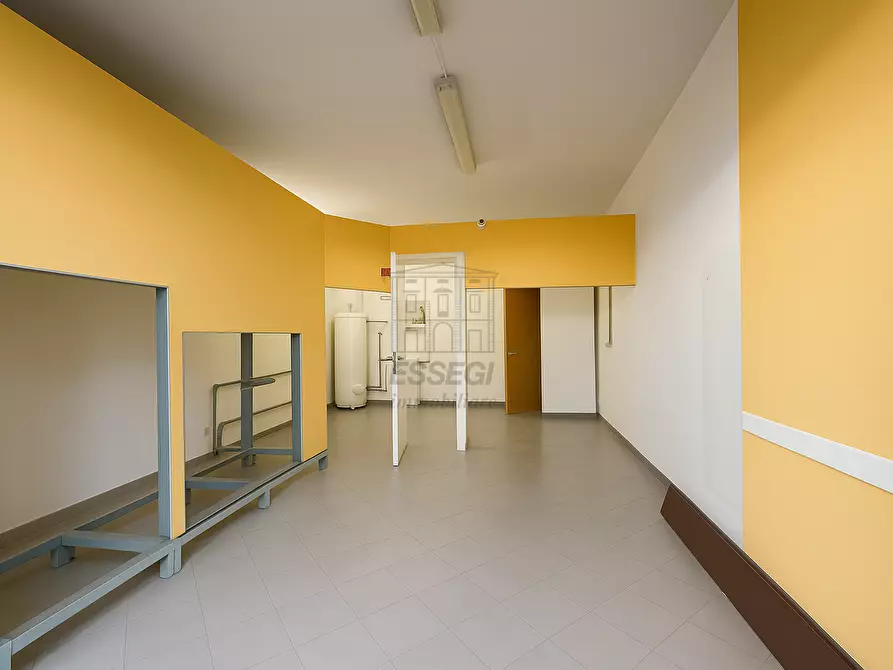 Immagine 2 di Attività artigianale in affitto  in Viale giacomo puccini 1813 a Lucca
