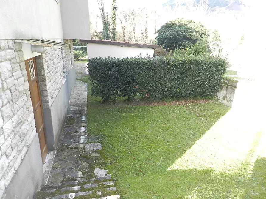 Immagine 14 di Villa in vendita  a Lucca