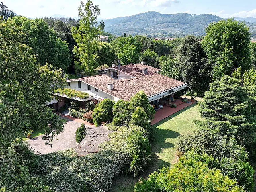 Immagine 3 di Villa in vendita  in Via di Moriano a Lucca