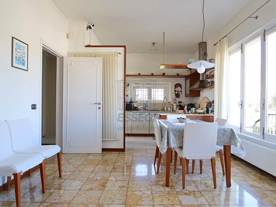 Immagine 5 di Villa in vendita  in Via Sarzanese 4289 a Lucca