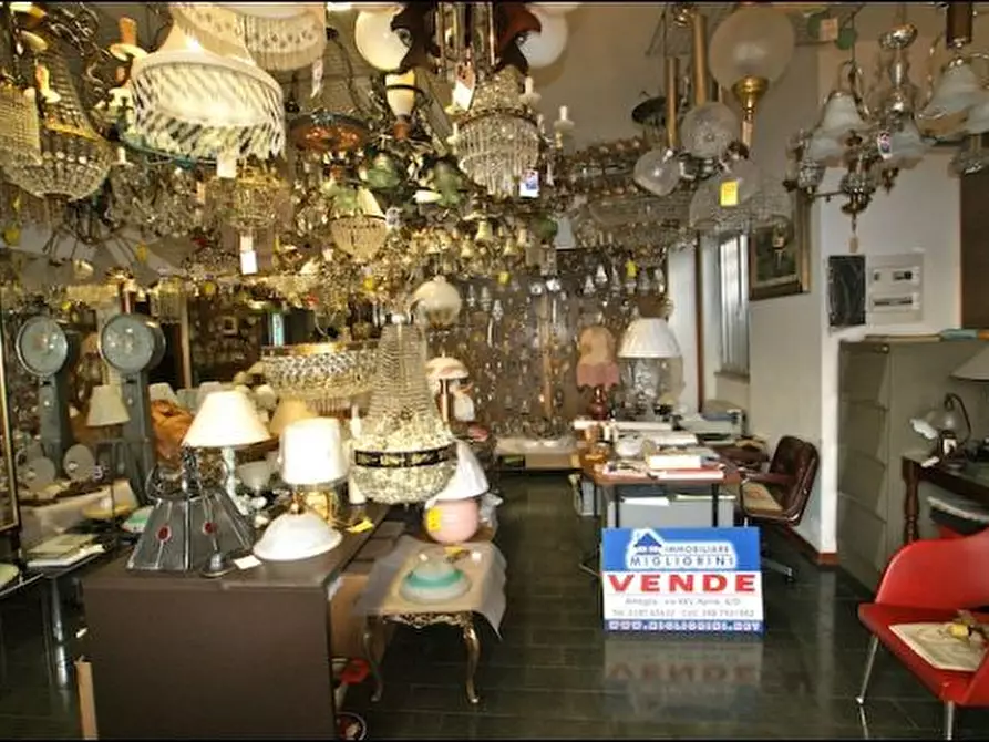 Immagine 1 di Locale commerciale in vendita  a Ameglia