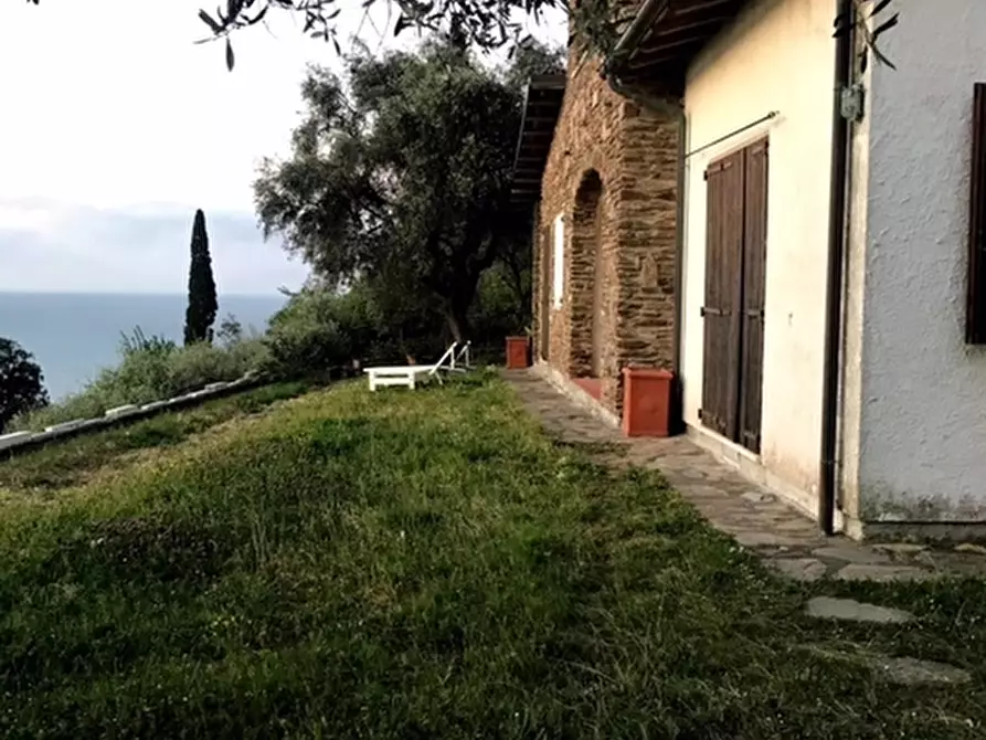 Immagine 2 di Villa in vendita  a Ameglia
