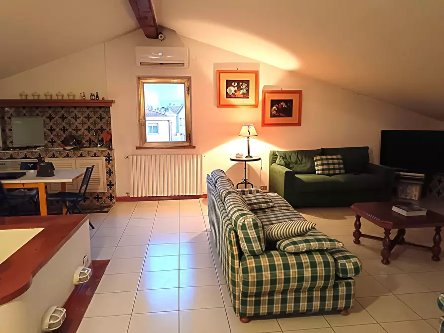 Immagine 2 di Mansarda in vendita  a Sarzana