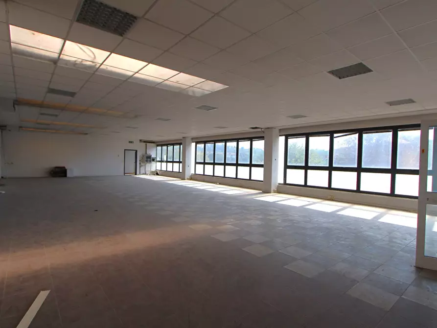 Immagine 12 di Showroom in affitto  in Via Muzza a Valsamoggia