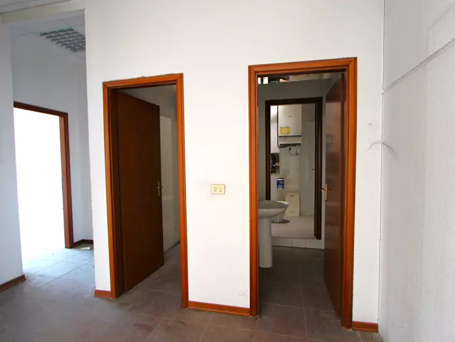 Immagine 13 di Showroom in affitto  in Via Muzza a Valsamoggia